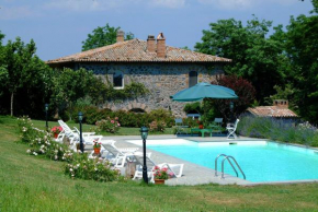 Casale sovrastante il lago di Bolsena